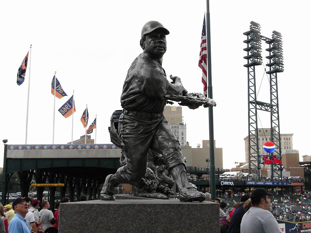 comericapark-hortonstatue